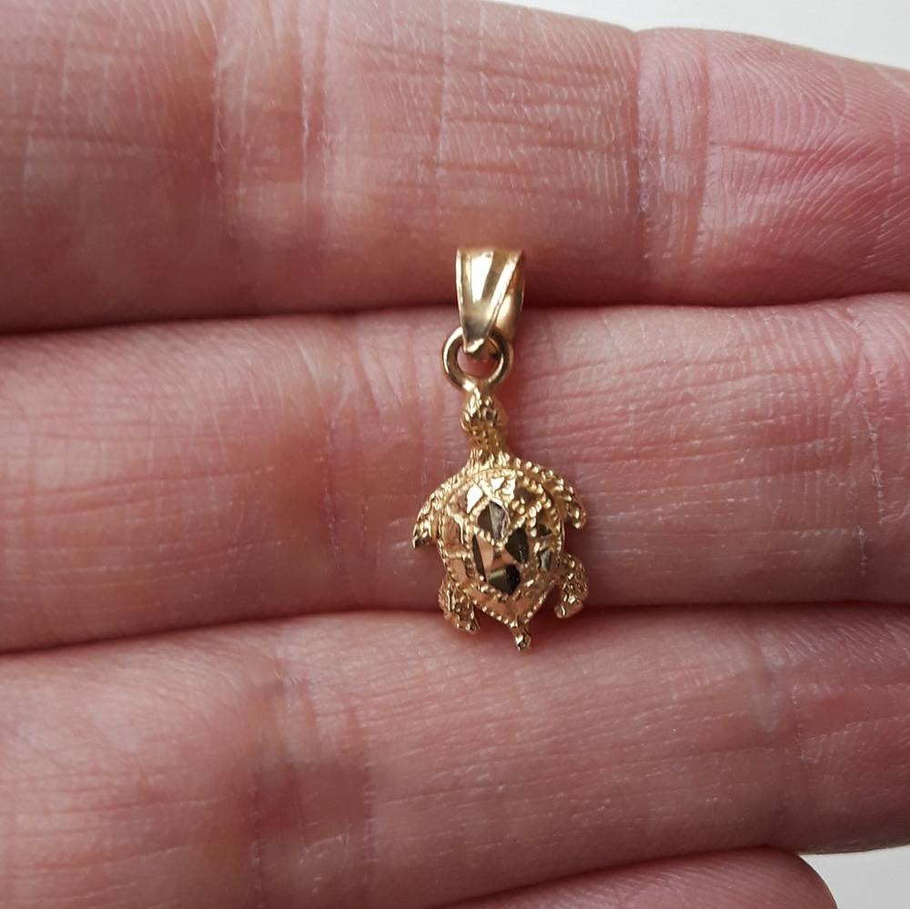 14k gold sea turtle pendant